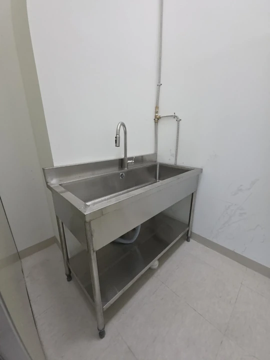 맞춤 제작된 단조 개수대와 하부 선반이 신설된 모습