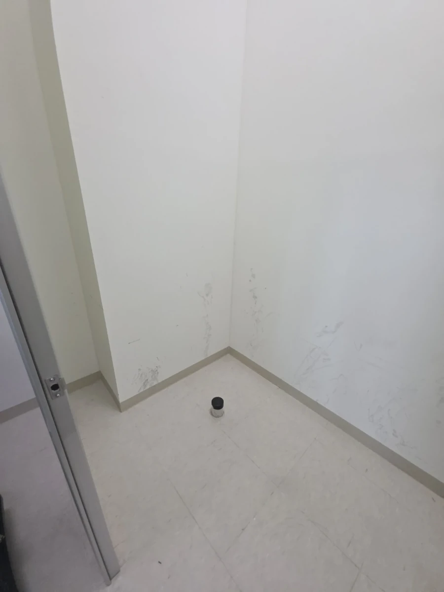 설치 전 배관도 개수대도 없이 완전히 비어 있던 방 구석